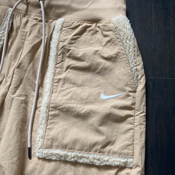 NIKE Women’s Woven High-Waisted Curve Pants SZ M NWT - Picture 4 of 8